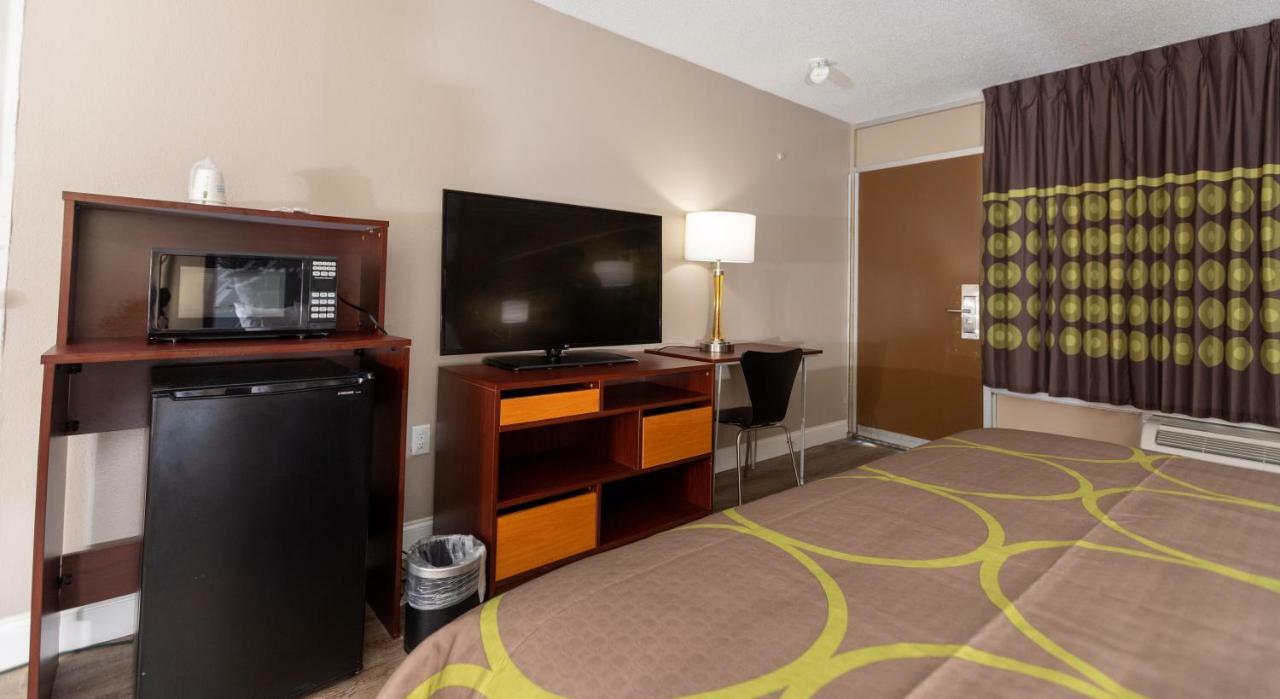 Super 8 By Wyndham Goldsboro Motel Eksteriør bilde