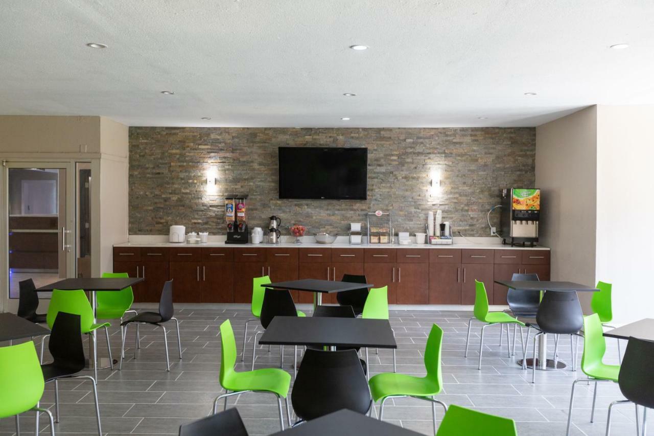 Super 8 By Wyndham Goldsboro Motel Eksteriør bilde